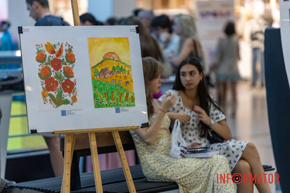 В Днепре в «Мост-Сити» устроили праздничный концерт и выставку рисунков ко Дню Независимости 11