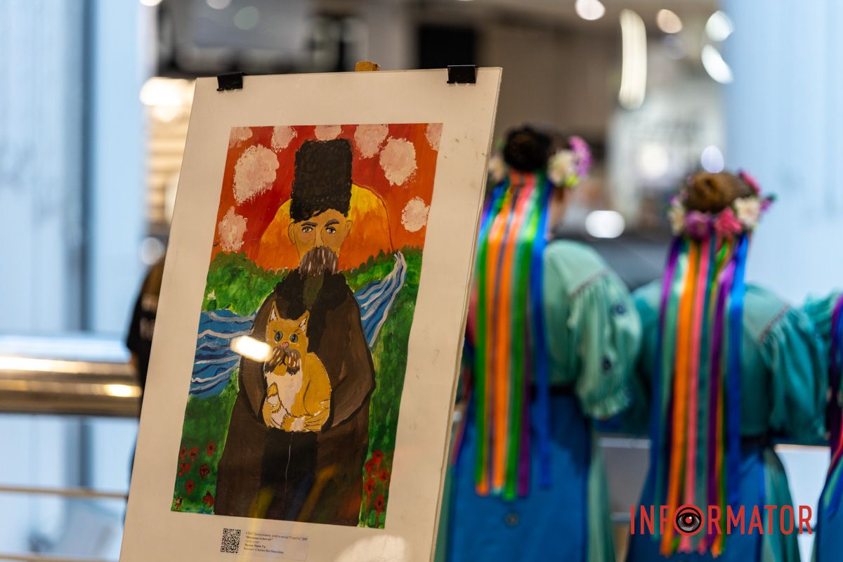 В Днепре в «Мост-Сити» устроили праздничный концерт и выставку рисунков ко Дню Независимости 13