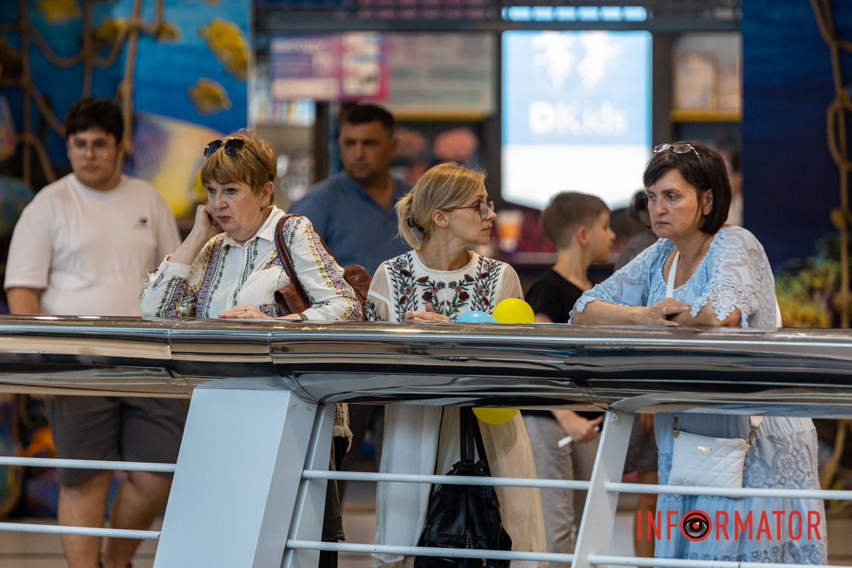 В Днепре в «Мост-Сити» устроили праздничный концерт и выставку рисунков ко Дню Независимости 14