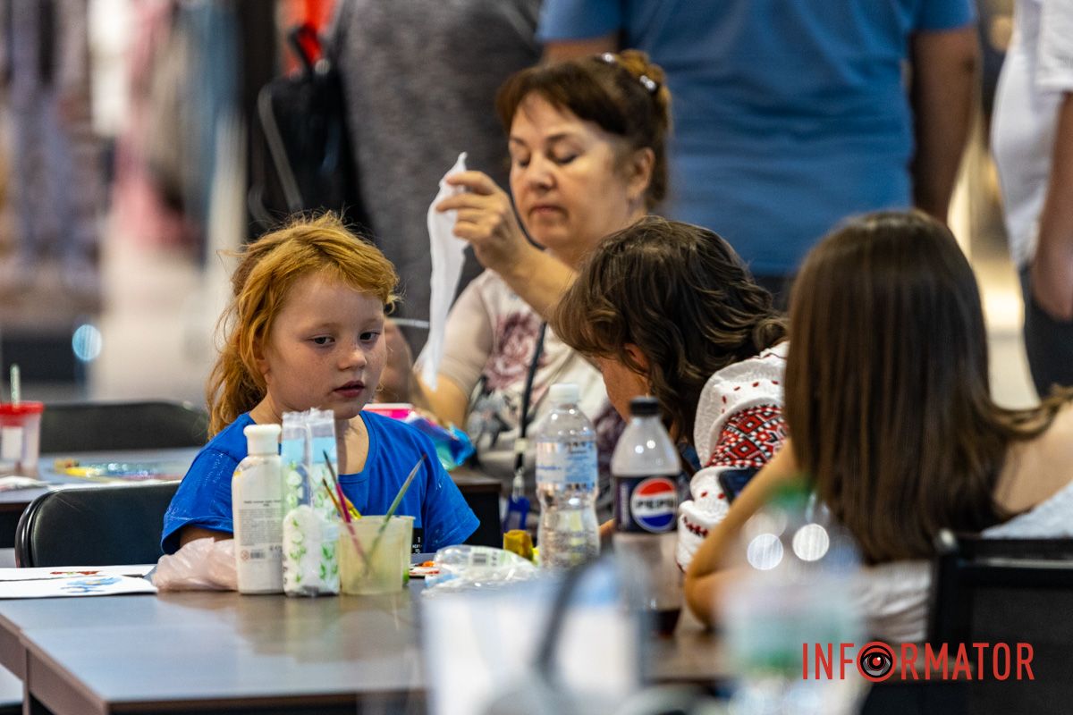 В Днепре в «Мост-Сити» устроили праздничный концерт и выставку рисунков ко Дню Независимости 15