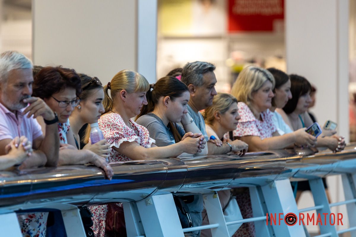 В Днепре в «Мост-Сити» устроили праздничный концерт и выставку рисунков ко Дню Независимости 16