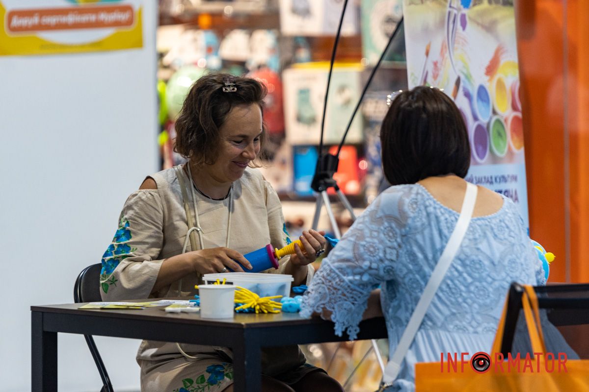 В Днепре в «Мост-Сити» устроили праздничный концерт и выставку рисунков ко Дню Независимости 17