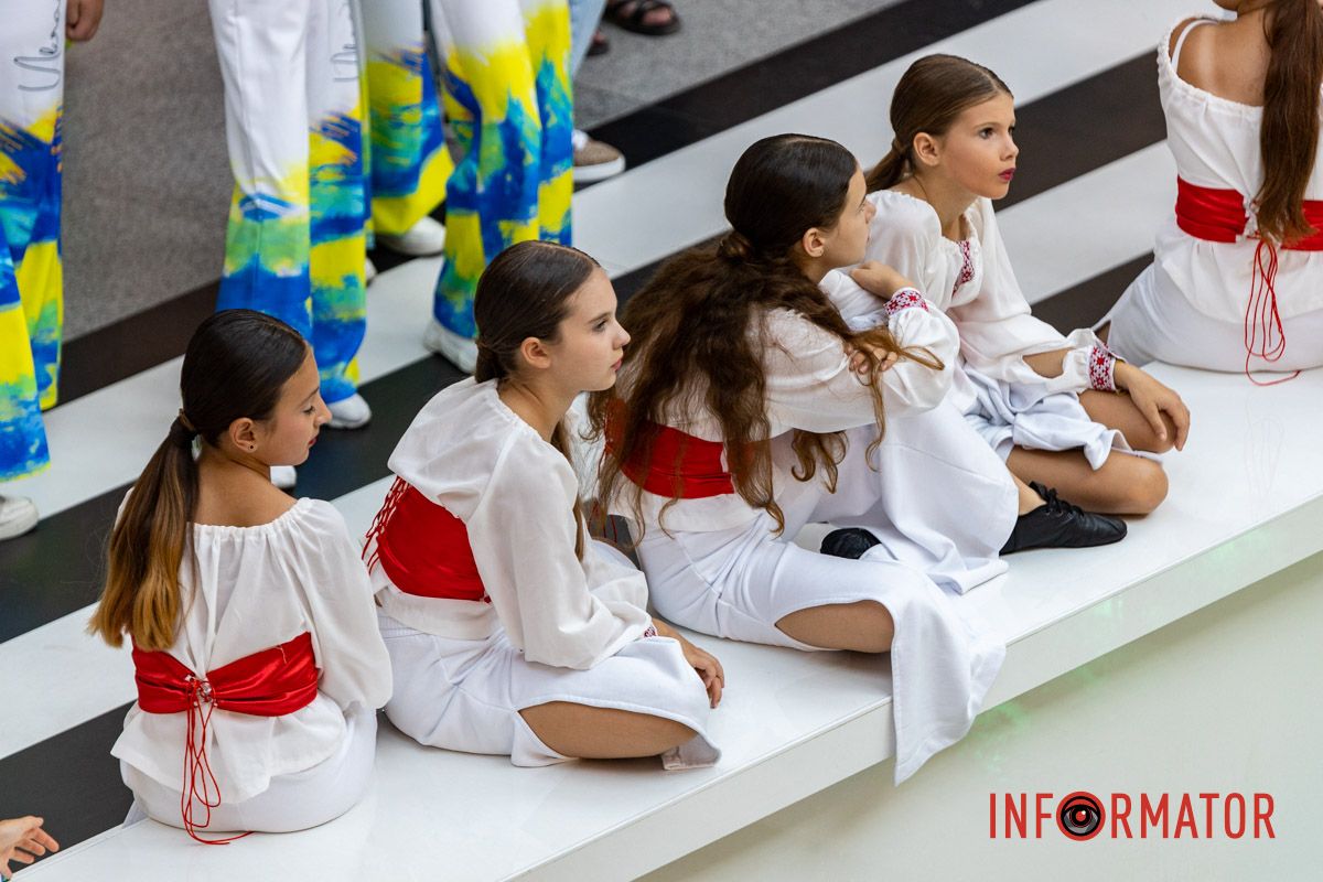 В Днепре в «Мост-Сити» устроили праздничный концерт и выставку рисунков ко Дню Независимости 18