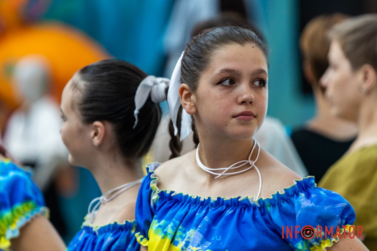 В Днепре в «Мост-Сити» устроили праздничный концерт и выставку рисунков ко Дню Независимости 19
