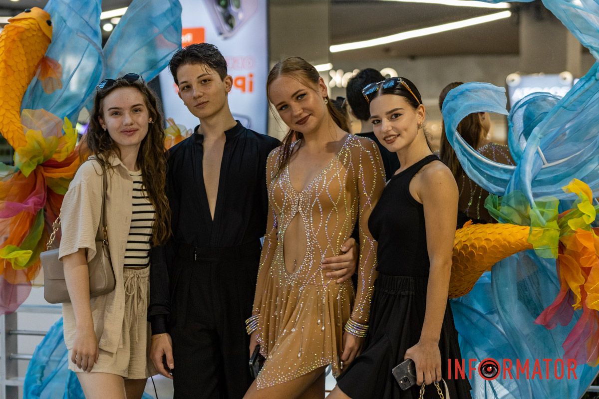 В Днепре в «Мост-Сити» устроили праздничный концерт и выставку рисунков ко Дню Независимости 20