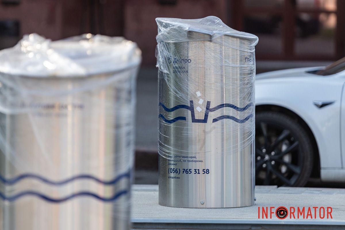 Нові сучасні контейнери вже змонтовані та готові до використання У центрі Дніпра встановили підземні баки для сміття: скільки вони коштували 2