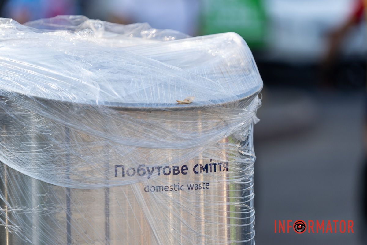 Будівельні роботи тут розпочали ще на початку серпня У центрі Дніпра встановили підземні баки для сміття: скільки вони коштували 3