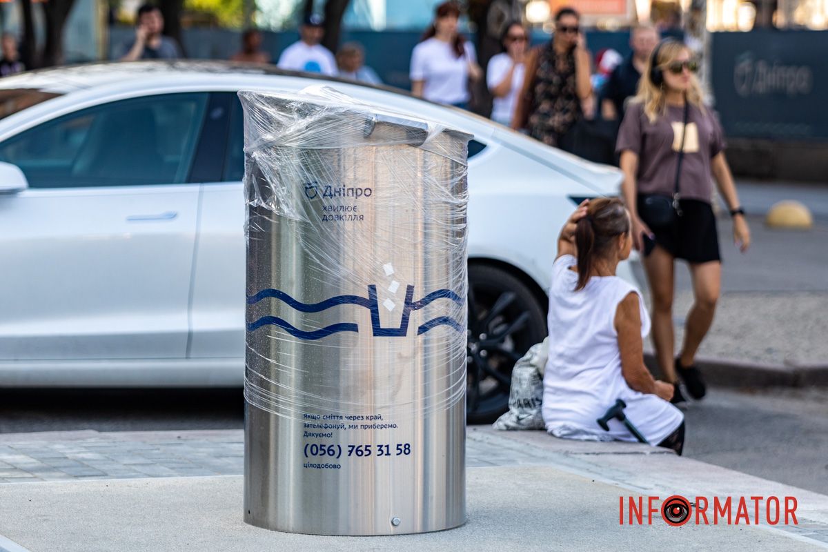 Тоді на площі з’явилася техніка та робітники, які викопали великі ями під нові конструкції У центрі Дніпра встановили підземні баки для сміття: скільки вони коштували 4