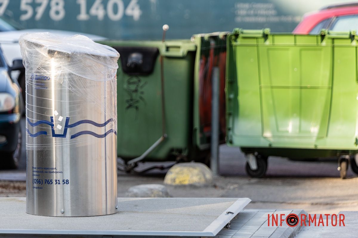 Подібні баки раніше встановили і на площі Старомостовій У центрі Дніпра встановили підземні баки для сміття: скільки вони коштували 6