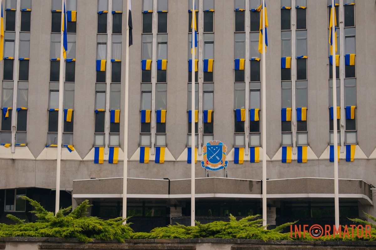 Здание Днепровского городского совета украсили флагами
