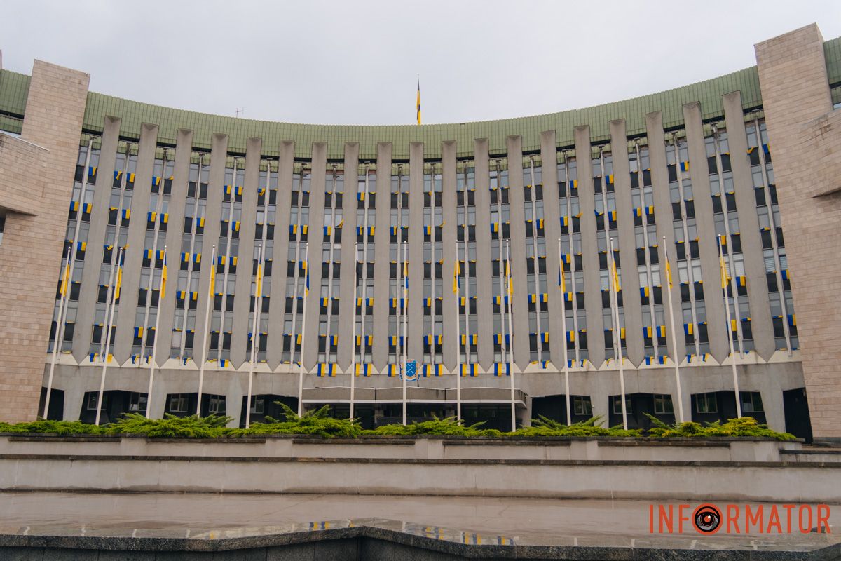 Также флаги висят на флагштоках у мэрии.