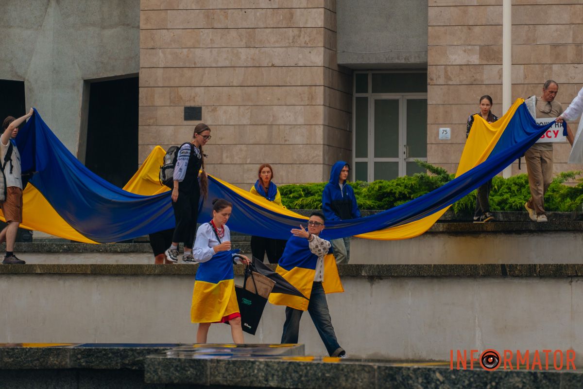 Флаг держали участники акции "Деньги на ВСУ"