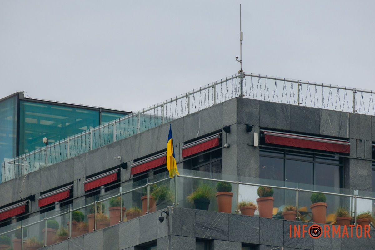 Сине-желтый флаг на здании ТЦ Passage