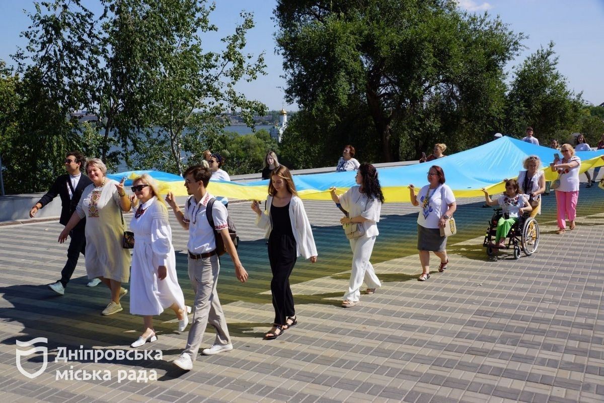 В канун Дня Государственного флага в Днепре с Монастырского моста над рекой развернули сине-желтый флаг длиной 50 метров и шириной 3 метра.