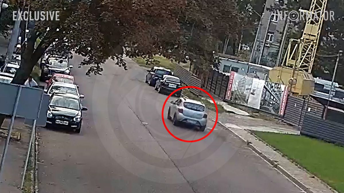 Видео момента: в Днепре Renault службы такси Uklon въехал в припаркованную машину и перевернулся на крышу