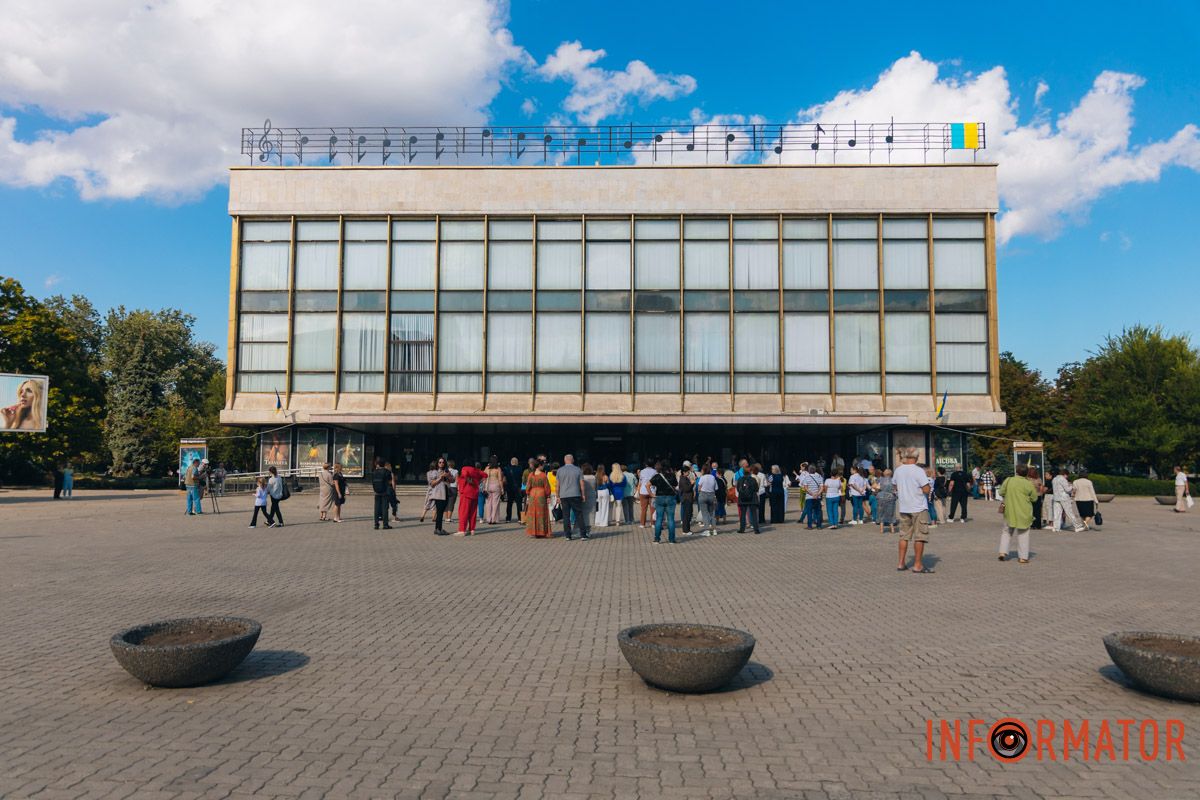 Сюрприз ко Дню Независимости: в Днепре на здании оперного театра закрепили нотное состояние 1