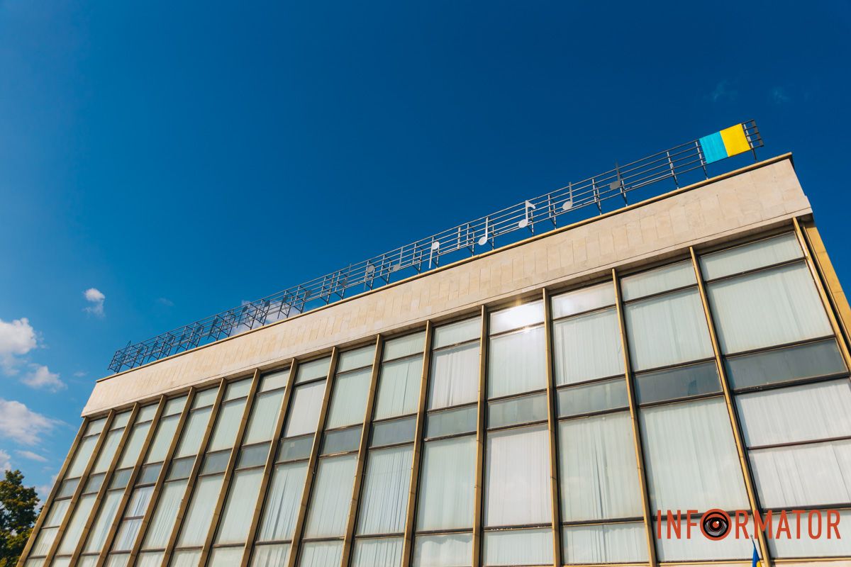 Сюрприз ко Дню Независимости: в Днепре на здании оперного театра закрепили нотное состояние 2