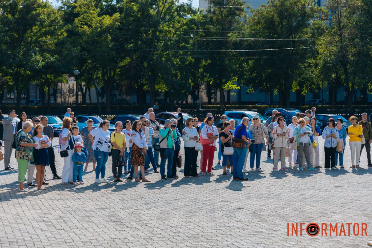 Сюрприз ко Дню Независимости: в Днепре на здании оперного театра закрепили нотное состояние 3