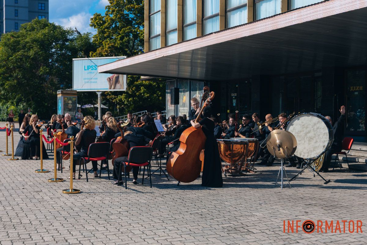Сюрприз ко Дню Независимости: в Днепре на здании оперного театра закрепили нотное состояние 4