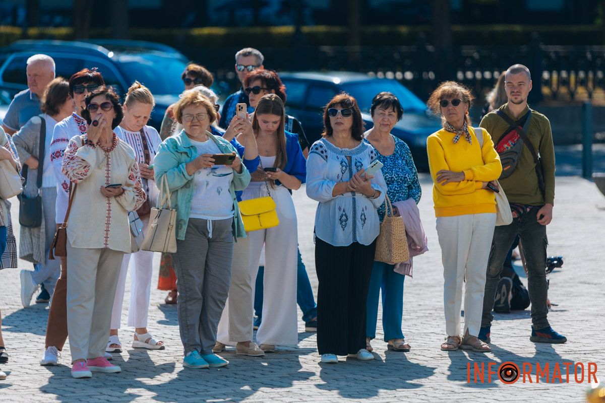 Сюрприз ко Дню Независимости: в Днепре на здании оперного театра закрепили нотное состояние 5