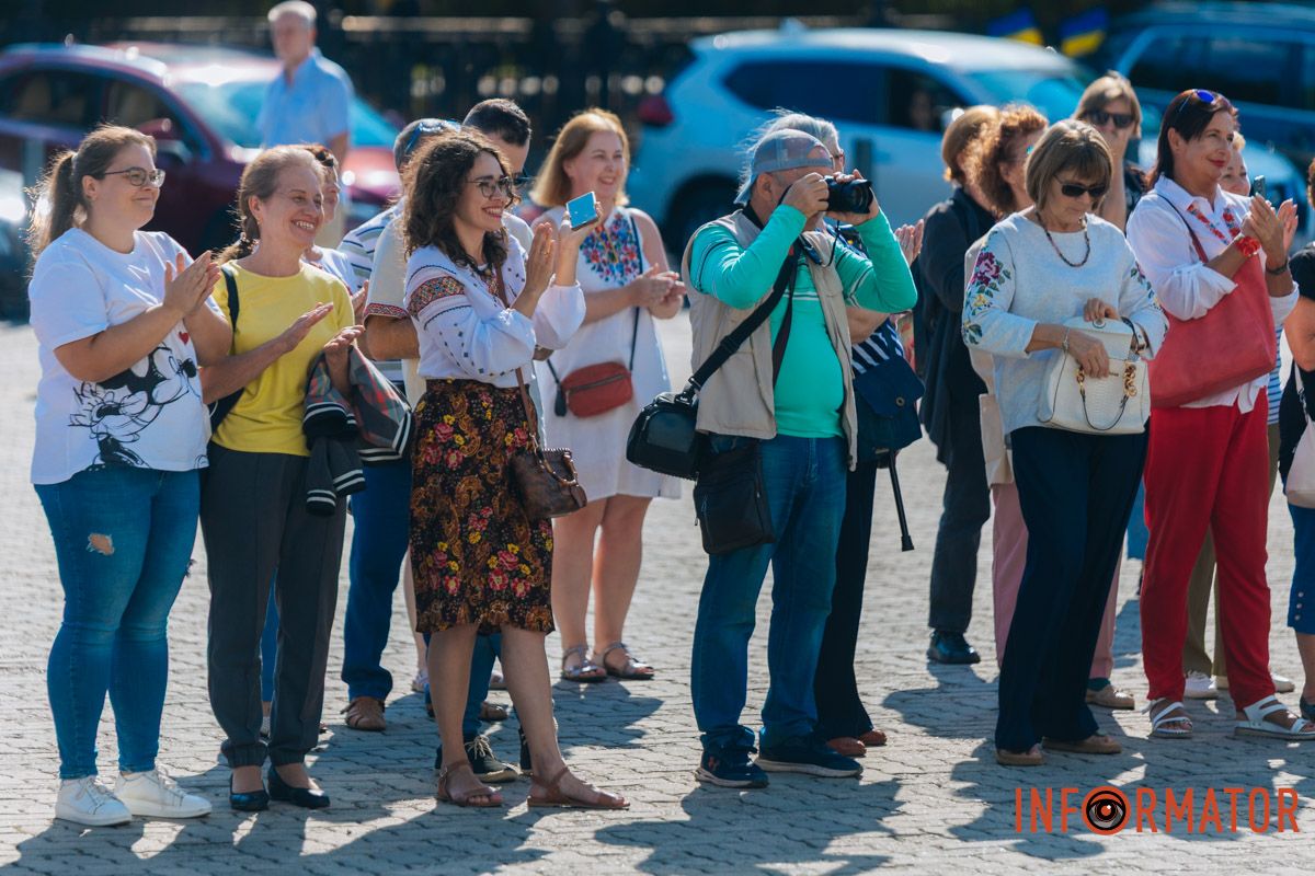 Сюрприз ко Дню Независимости: в Днепре на здании оперного театра закрепили нотное состояние 10