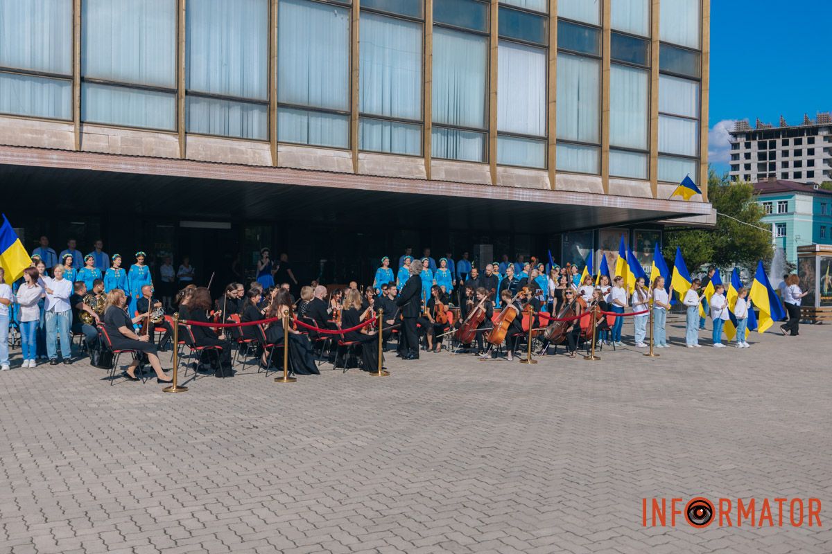 Сюрприз ко Дню Независимости: в Днепре на здании оперного театра закрепили нотное состояние 9