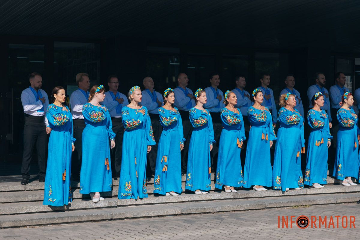 Сюрприз ко Дню Независимости: в Днепре на здании оперного театра закрепили нотное состояние 8