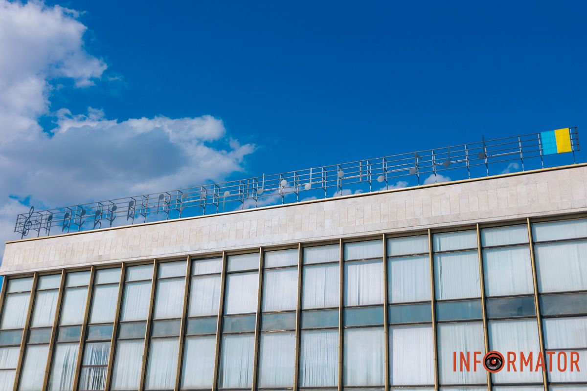 Сюрприз ко Дню Независимости: в Днепре на здании оперного театра закрепили нотное состояние 7