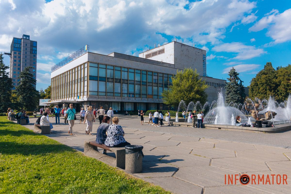 Сюрприз ко Дню Независимости: в Днепре на здании оперного театра закрепили нотное состояние 6