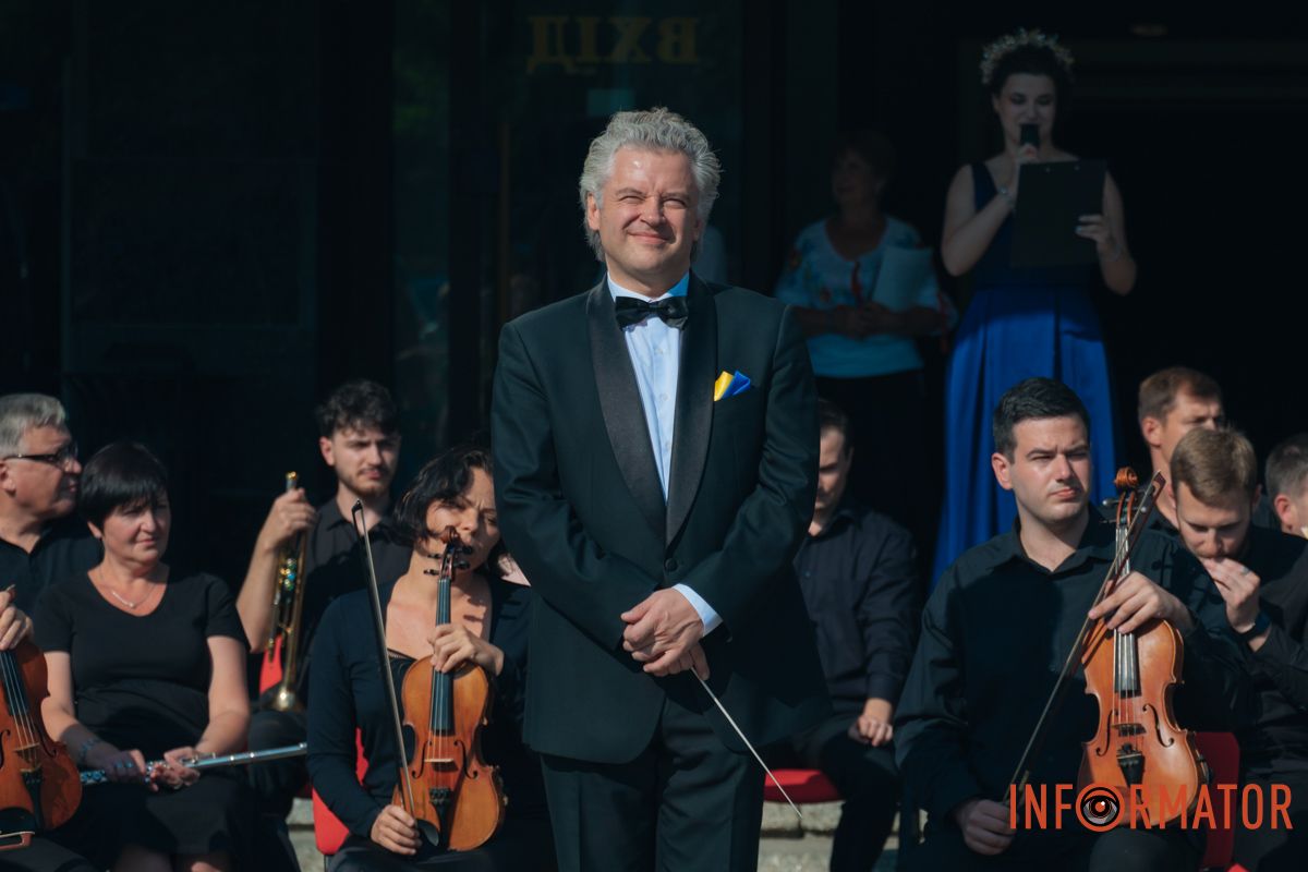 Сюрприз ко Дню Независимости: в Днепре на здании оперного театра закрепили нотное состояние 12