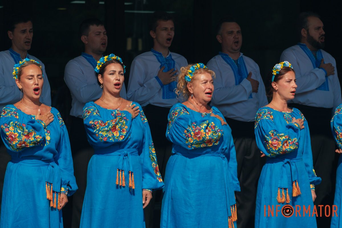 Сюрприз ко Дню Независимости: в Днепре на здании оперного театра закрепили нотное состояние 15