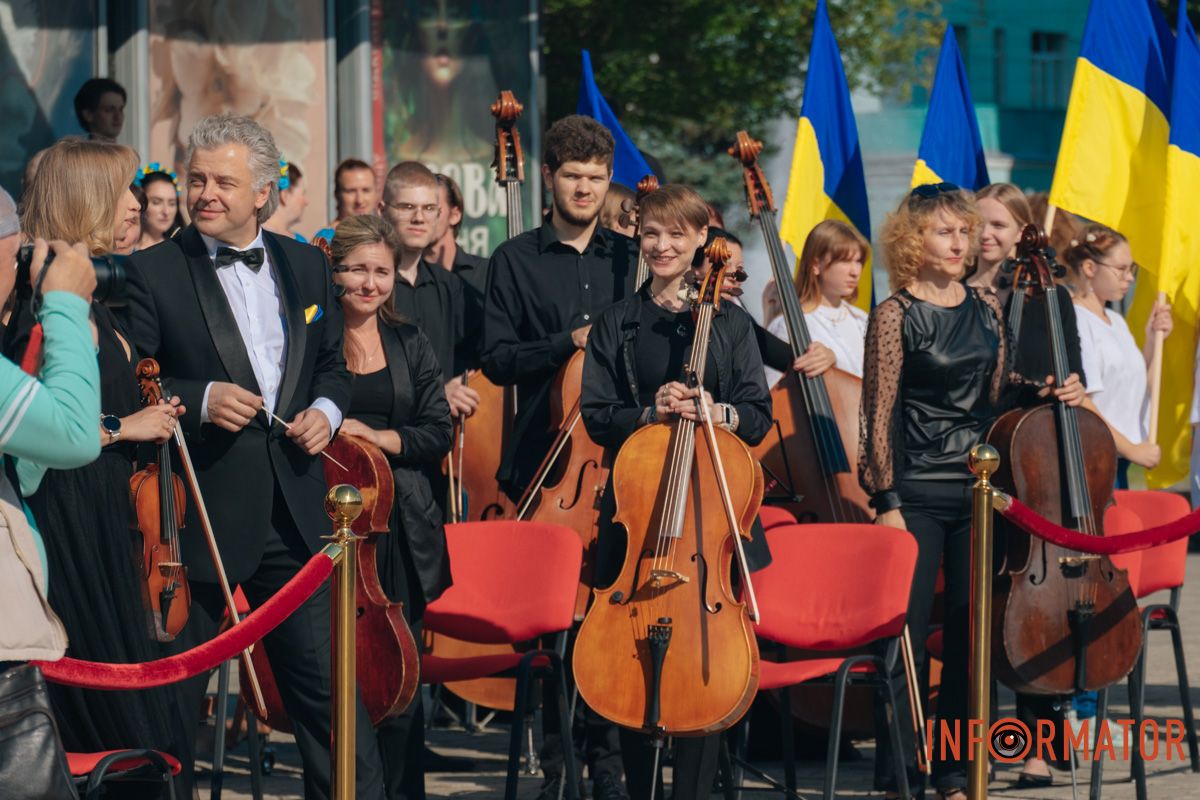 Сюрприз ко Дню Независимости: в Днепре на здании оперного театра закрепили нотное состояние 13