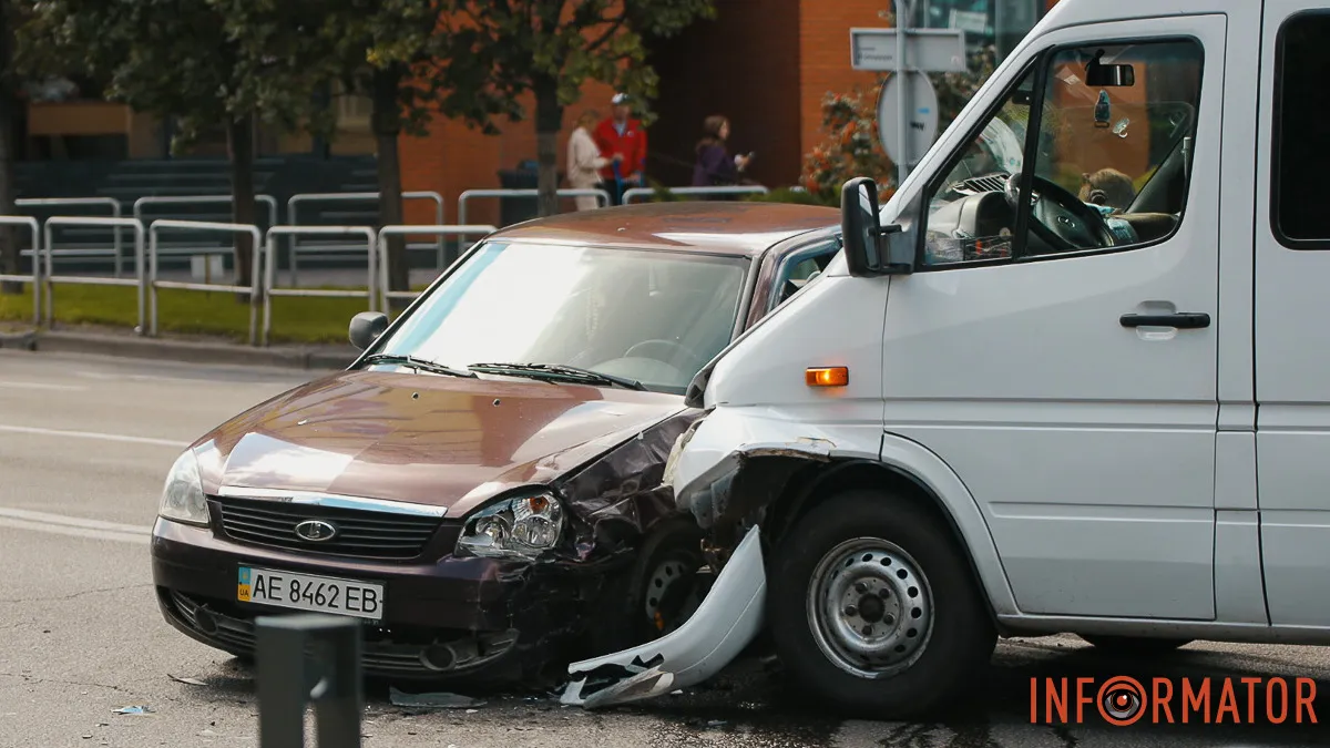 В Днепре на Коцюбинского возле ТРЦ "Мост-Сити" Lada столкнулась с маршруткой №21: есть пострадавшие