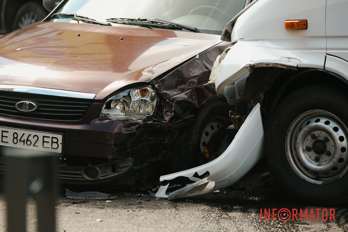 У понеділок, 25 серпня, у Дніпрі на Михайла Коцюбинського сталася ДТП У Дніпрі на Коцюбинського біля ТРЦ «Мост-Сіті» Lada зіткнулась з маршруткою №21: є постраждалі 1