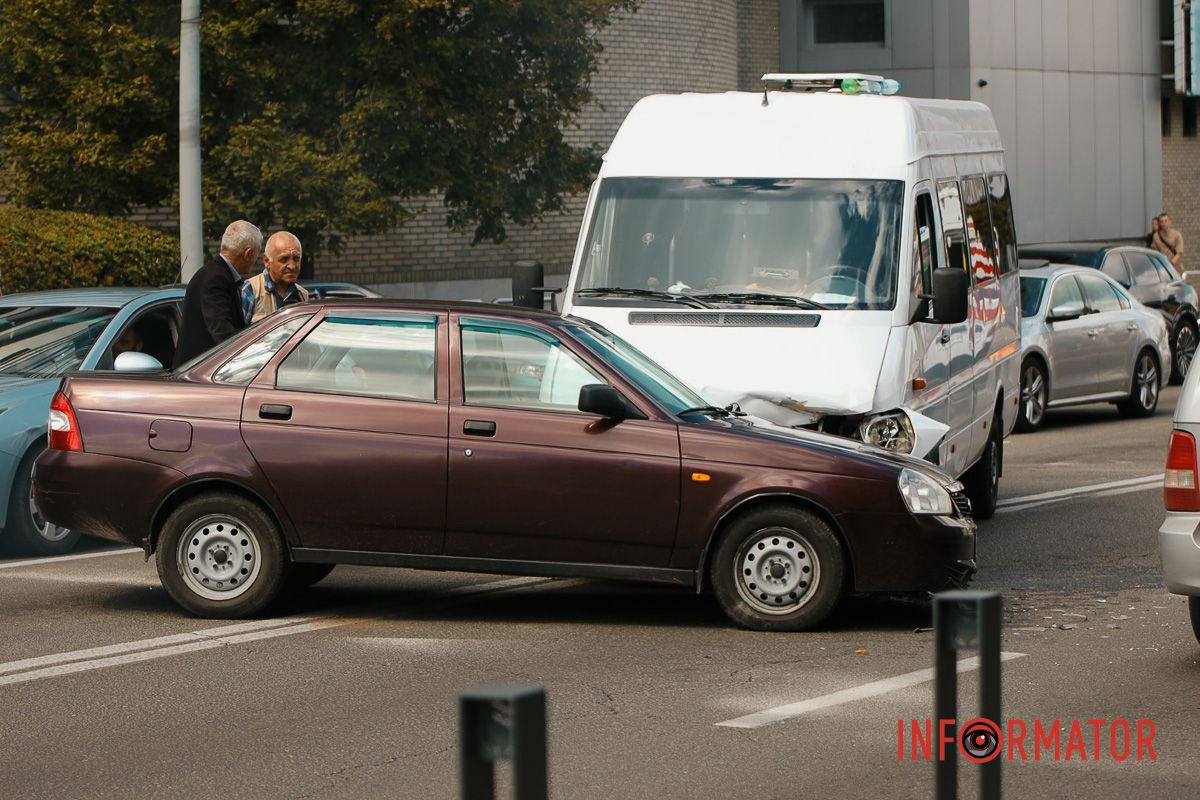 На заїзді на Новий міст, біля ТРЦ «Мост-Сіті», не поділили дорогу Lada та маршрутне таксі №21 У Дніпрі на Коцюбинського біля ТРЦ «Мост-Сіті» Lada зіткнулась з маршруткою №21: є постраждалі 2