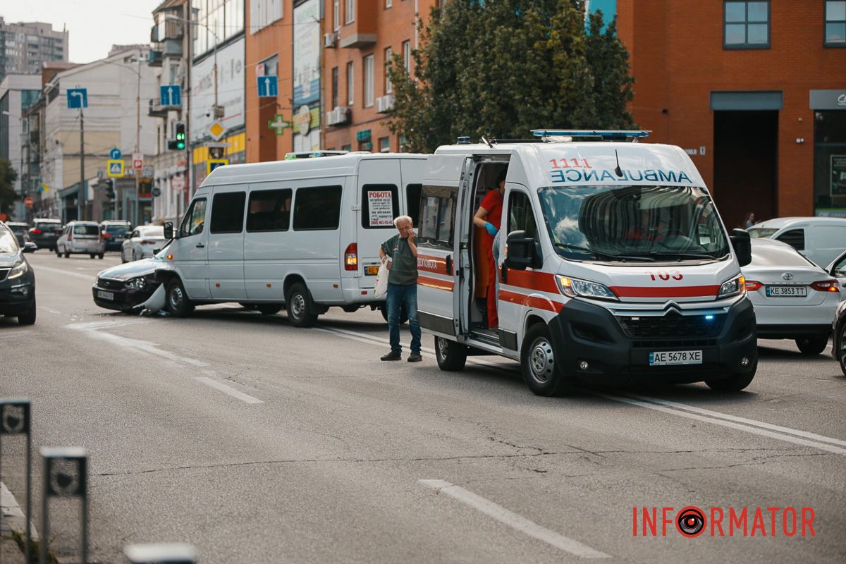 Станом на 13:00 на місці працюють медики У Дніпрі на Коцюбинського біля ТРЦ «Мост-Сіті» Lada зіткнулась з маршруткою №21: є постраждалі 3