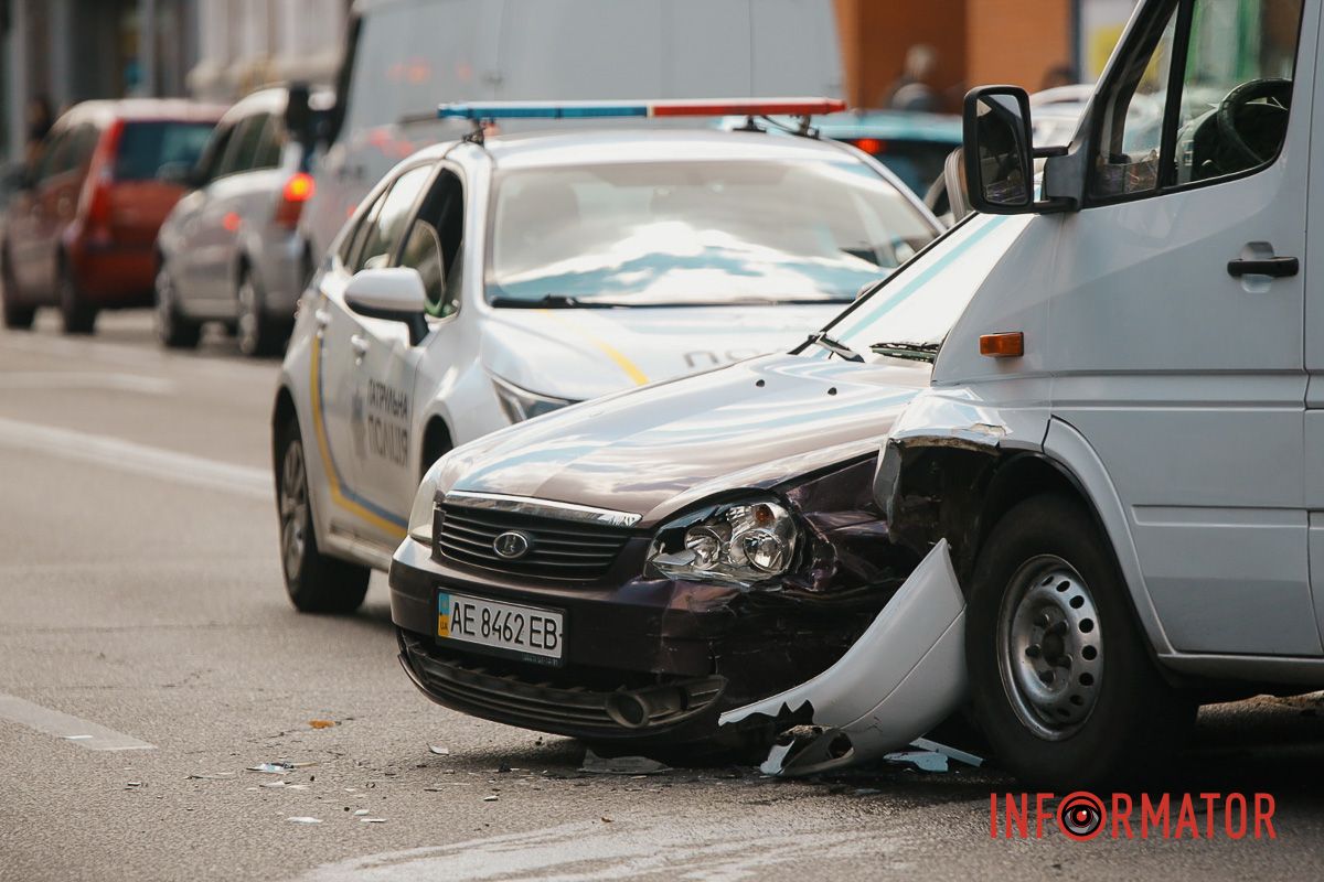 Не поспішайте на дорозі У Дніпрі на Коцюбинського біля ТРЦ «Мост-Сіті» Lada зіткнулась з маршруткою №21: є постраждалі 11