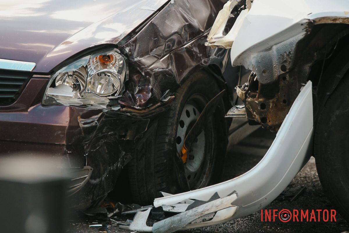 Дотримуйтесь ПДР У Дніпрі на Коцюбинського біля ТРЦ «Мост-Сіті» Lada зіткнулась з маршруткою №21: є постраждалі 12