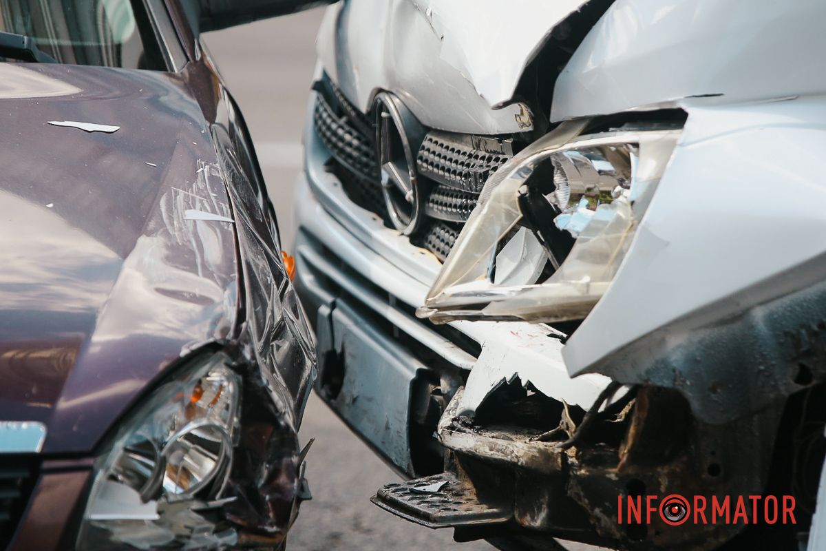 Попередньо, ми бачили щонайменше 2-х постраждалих У Дніпрі на Коцюбинського біля ТРЦ «Мост-Сіті» Lada зіткнулась з маршруткою №21: є постраждалі 5