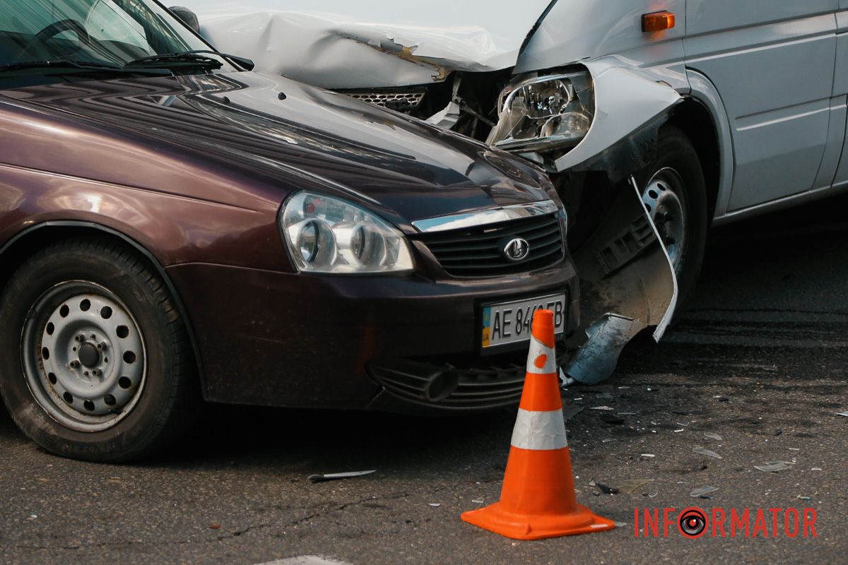 Їм надавали допомогу на місці у кареті швидкої допомоги У Дніпрі на Коцюбинського біля ТРЦ «Мост-Сіті» Lada зіткнулась з маршруткою №21: є постраждалі 6