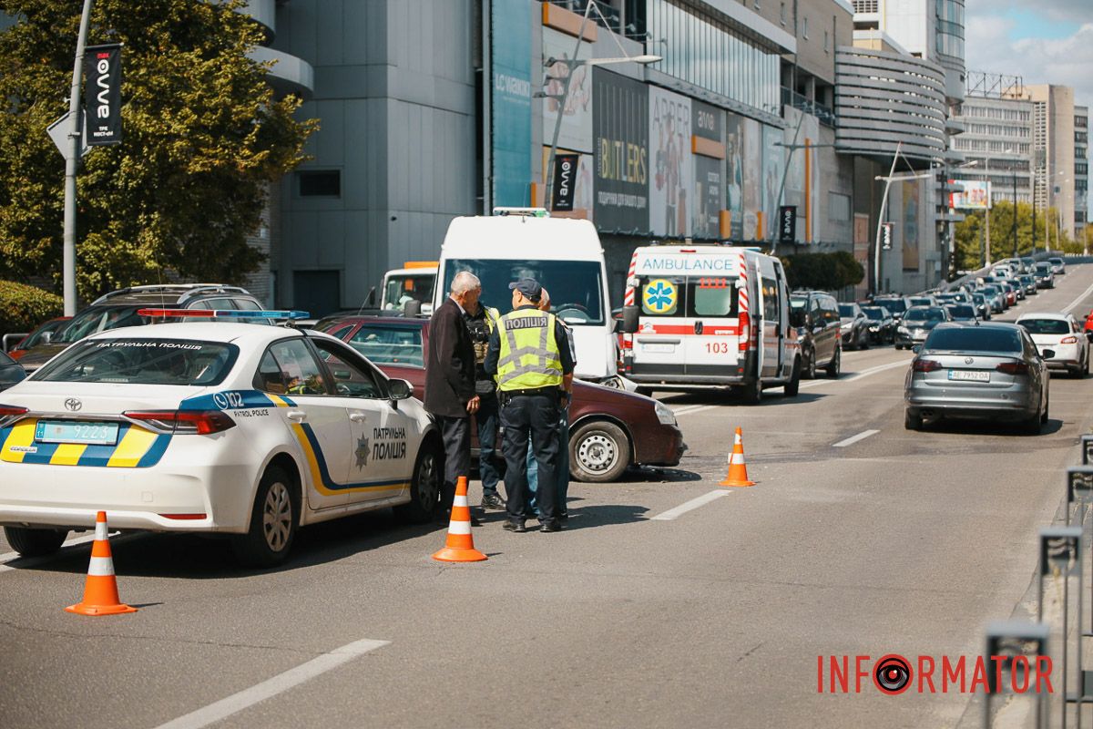Але затору не спостерігаємо У Дніпрі на Коцюбинського біля ТРЦ «Мост-Сіті» Lada зіткнулась з маршруткою №21: є постраждалі 10