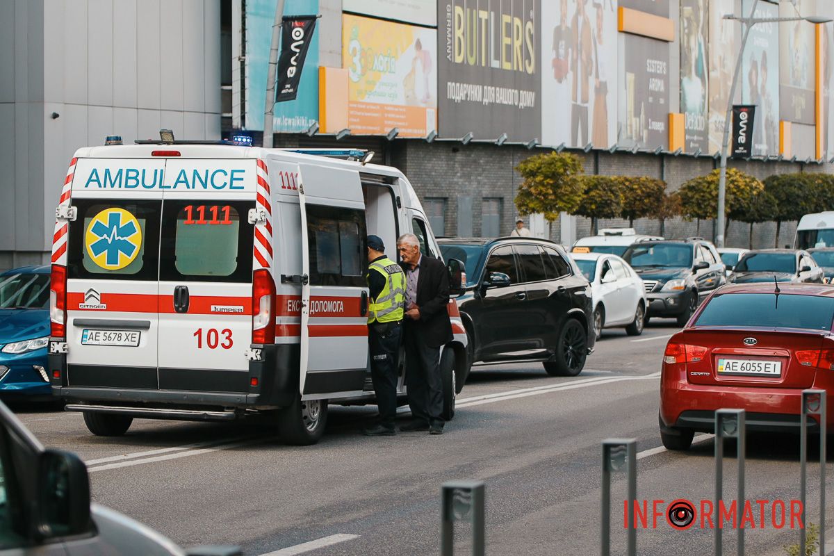 На цій ділянці рух дещо ускладнений У Дніпрі на Коцюбинського біля ТРЦ «Мост-Сіті» Lada зіткнулась з маршруткою №21: є постраждалі 9