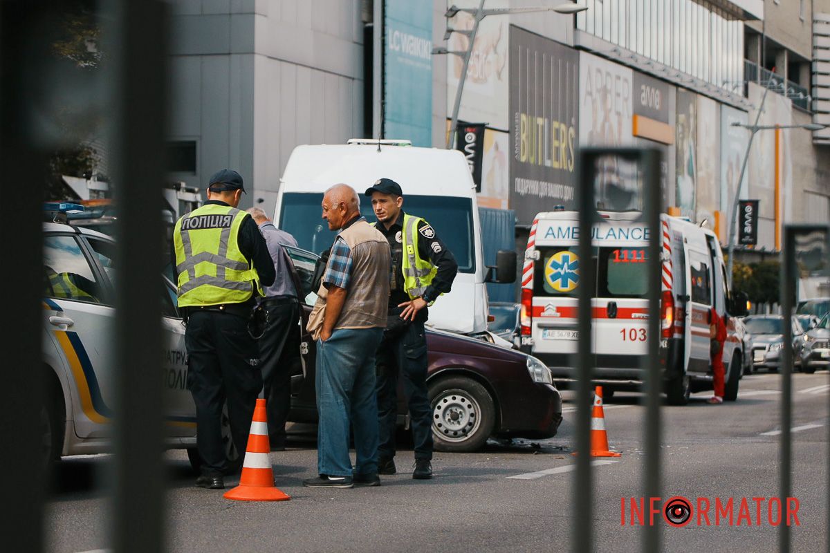 Близько 13:05 на місце приїхали патрульні поліцейські У Дніпрі на Коцюбинського біля ТРЦ «Мост-Сіті» Lada зіткнулась з маршруткою №21: є постраждалі 7