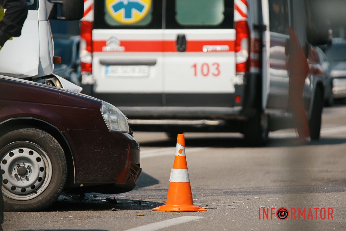 Про це повідомляє Інформатор з місця подій У Дніпрі на Коцюбинського біля ТРЦ «Мост-Сіті» Lada зіткнулась з маршруткою №21: є постраждалі 4