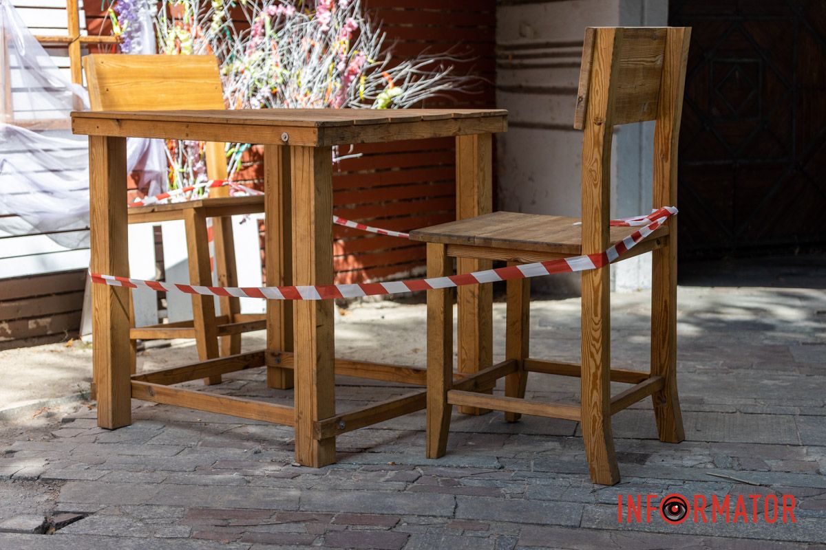 Ребенок собирался на стул, внезапно упавший на голову Ребенок собирался на стул, внезапно упавший на голову