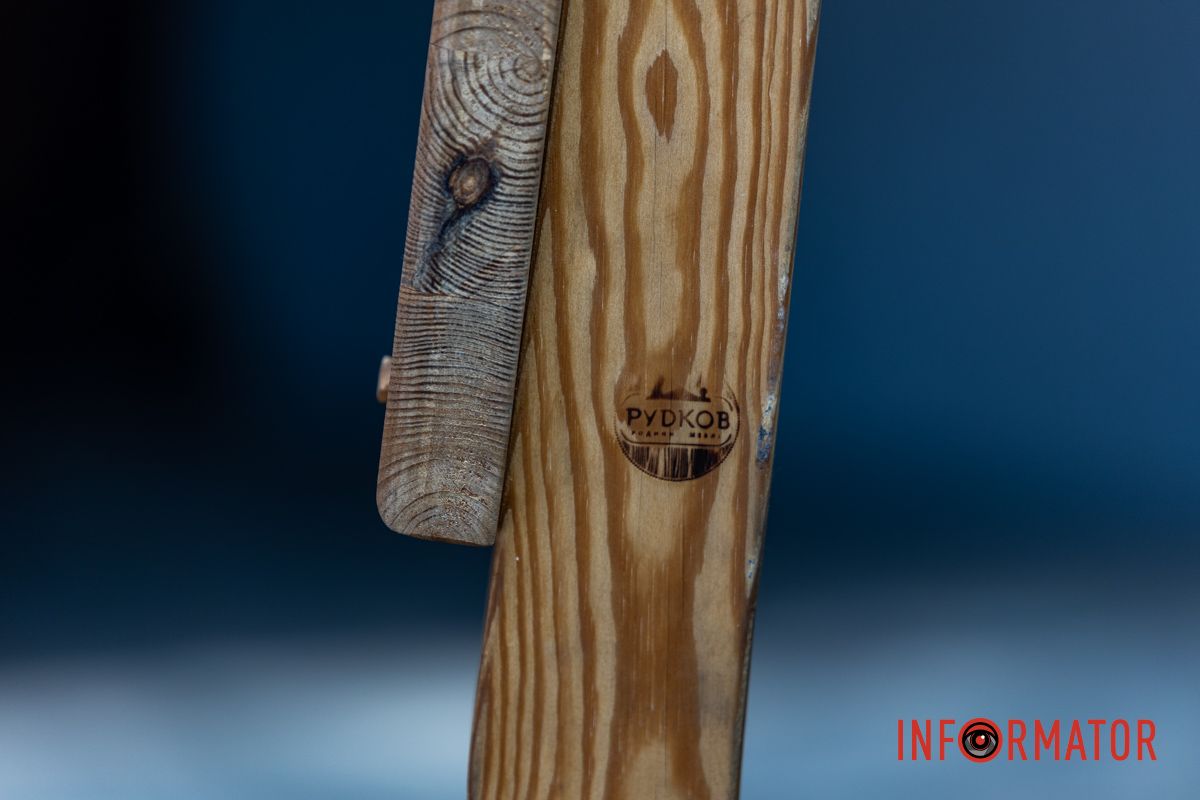 Отец считает, что стул должны были закрепить В Днепре в парке Шевченко девочка травмировалась стулом по артинсталляции: ребенок в реанимации 7