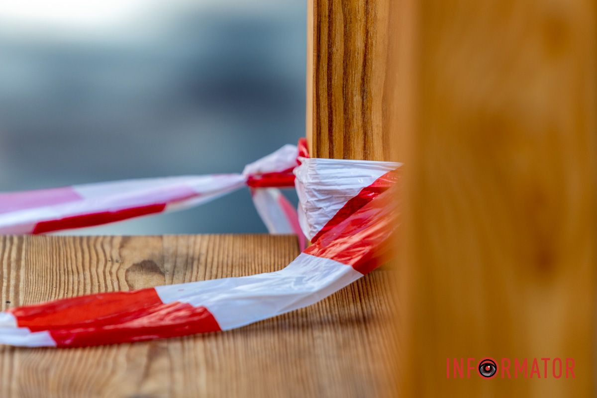 В горсовете заявили, что проводят внутреннее расследование В Днепре в парке Шевченко девочка травмировалась стулом по артинсталляции: ребенок в реанимации 9