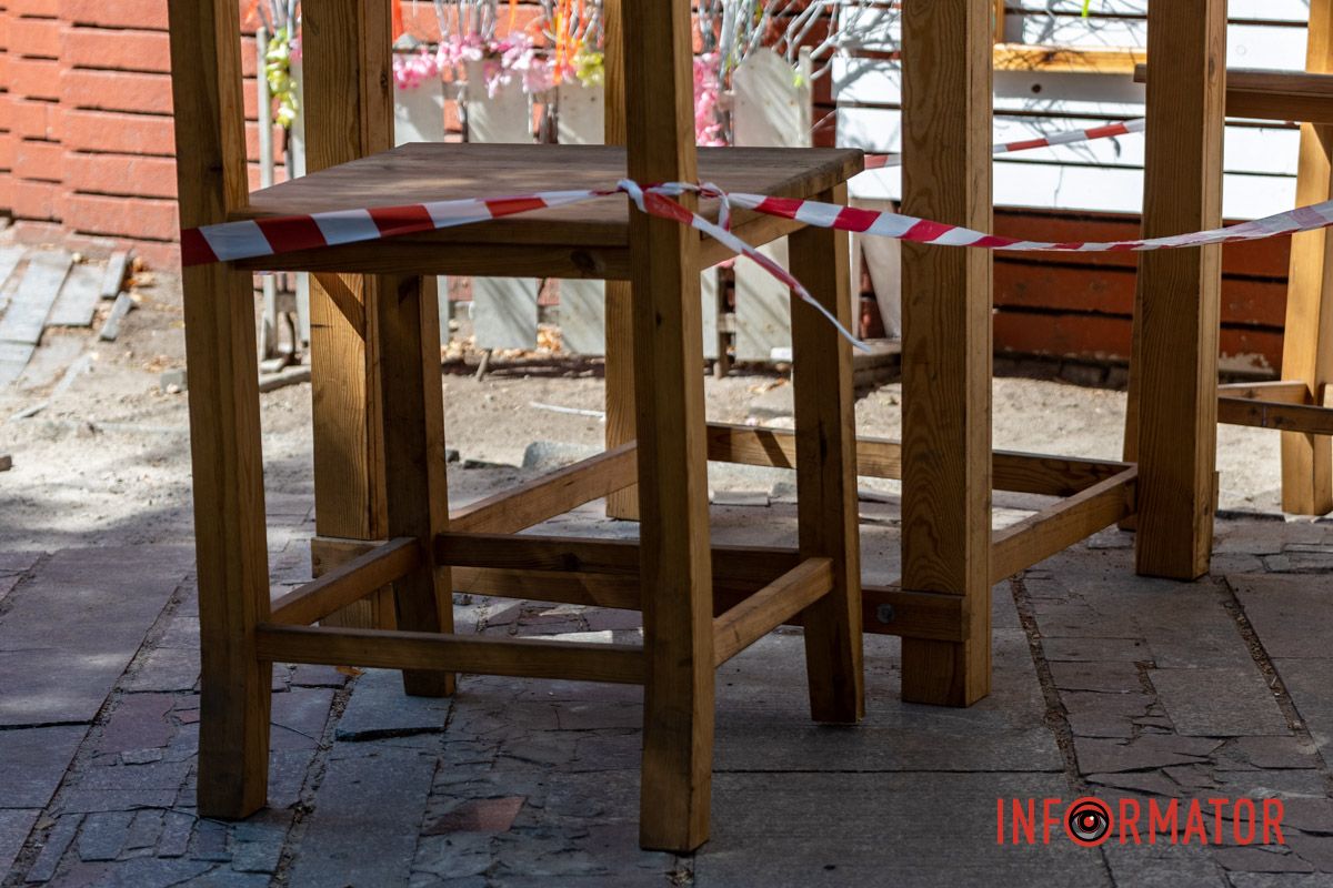 Кадры этой трагедии попали на камеру В Днепре в парке Шевченко девочка травмировалась стулом по артинсталляции: ребенок в реанимации 11