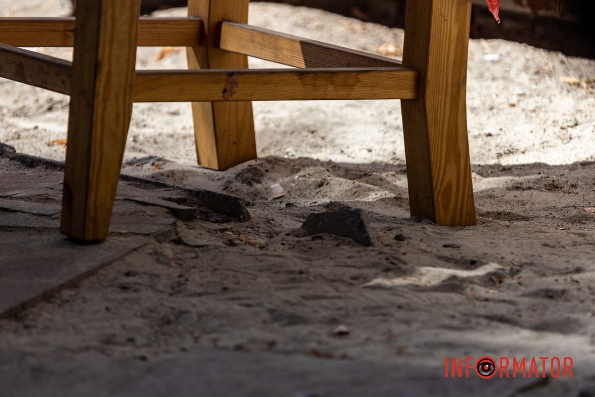 Инцидент уже прокомментировали в горсовете В Днепре в парке Шевченко девочка травмировалась стулом по артинсталляции: ребенок в реанимации 8