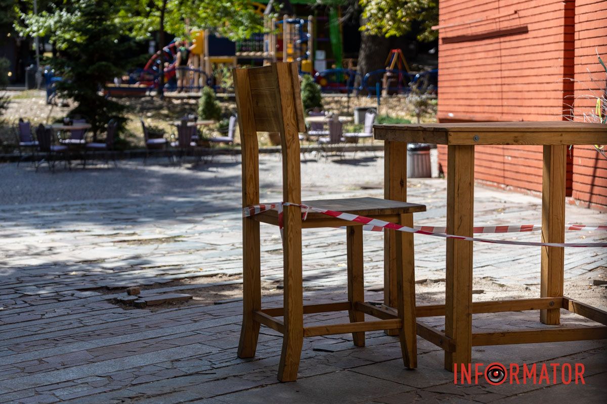 Фото датировано 25 августа В Днепре в парке Шевченко девочка травмировалась стулом по артинсталляции: ребенок в реанимации 10